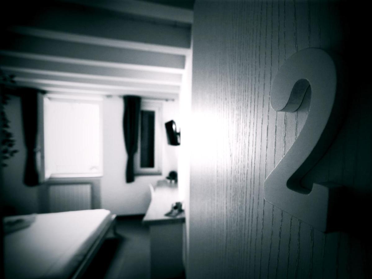 Ermi Hotel Sona Bagian luar foto