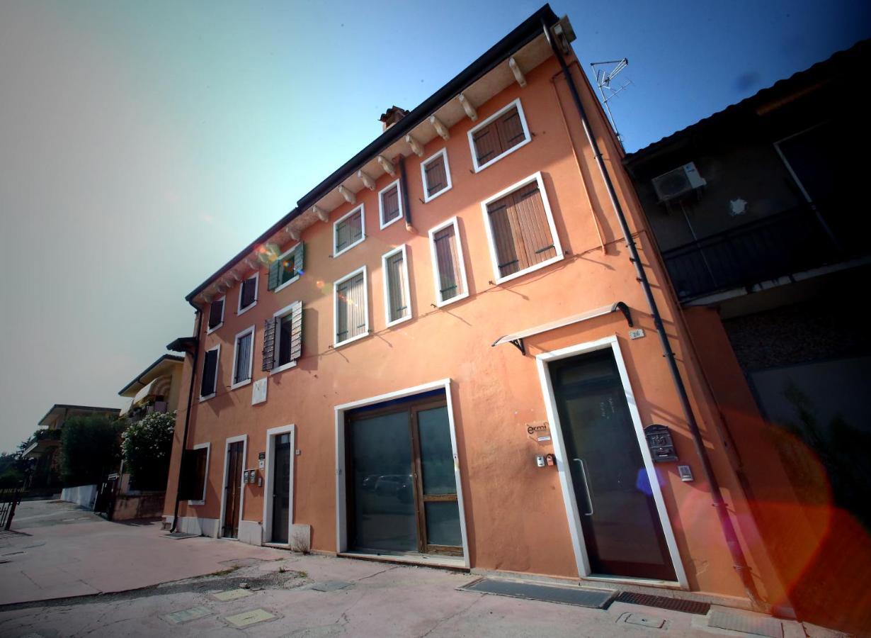 Ermi Hotel Sona Bagian luar foto